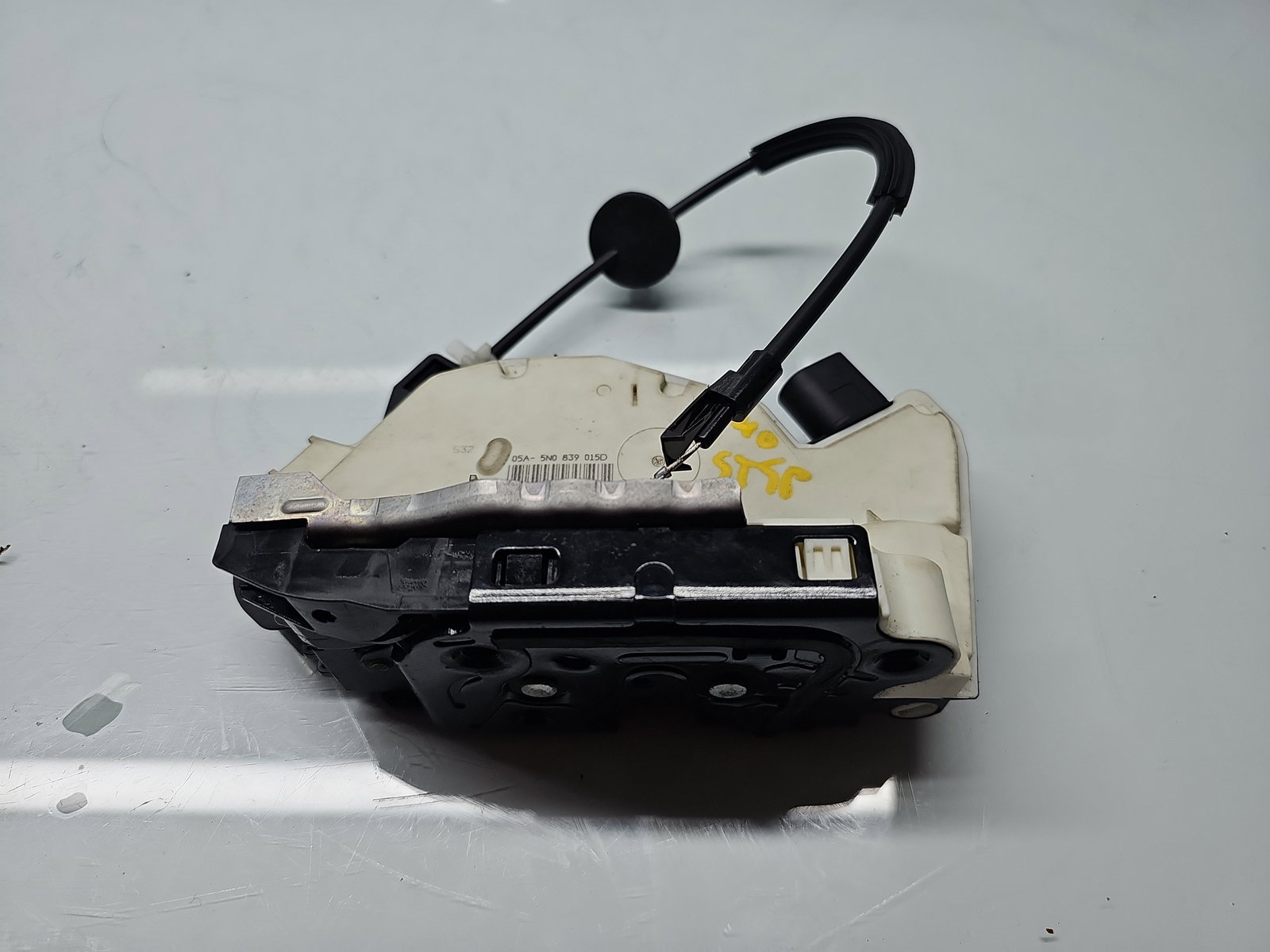 Broasca usa stanga spate Volkswagen Tiguan (5N) [Fabr 2007-2016] SUV 5N0839015D - imagine 1