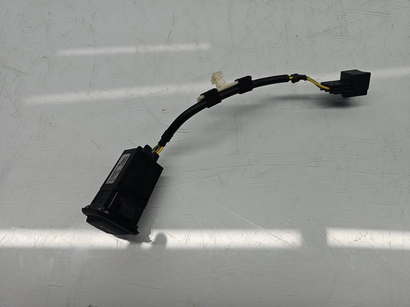 Conector auxiliar USB AUDI A5 Cabriolet (8F7) [Fabr 2009-2015] 8K0035474B - imagine 1