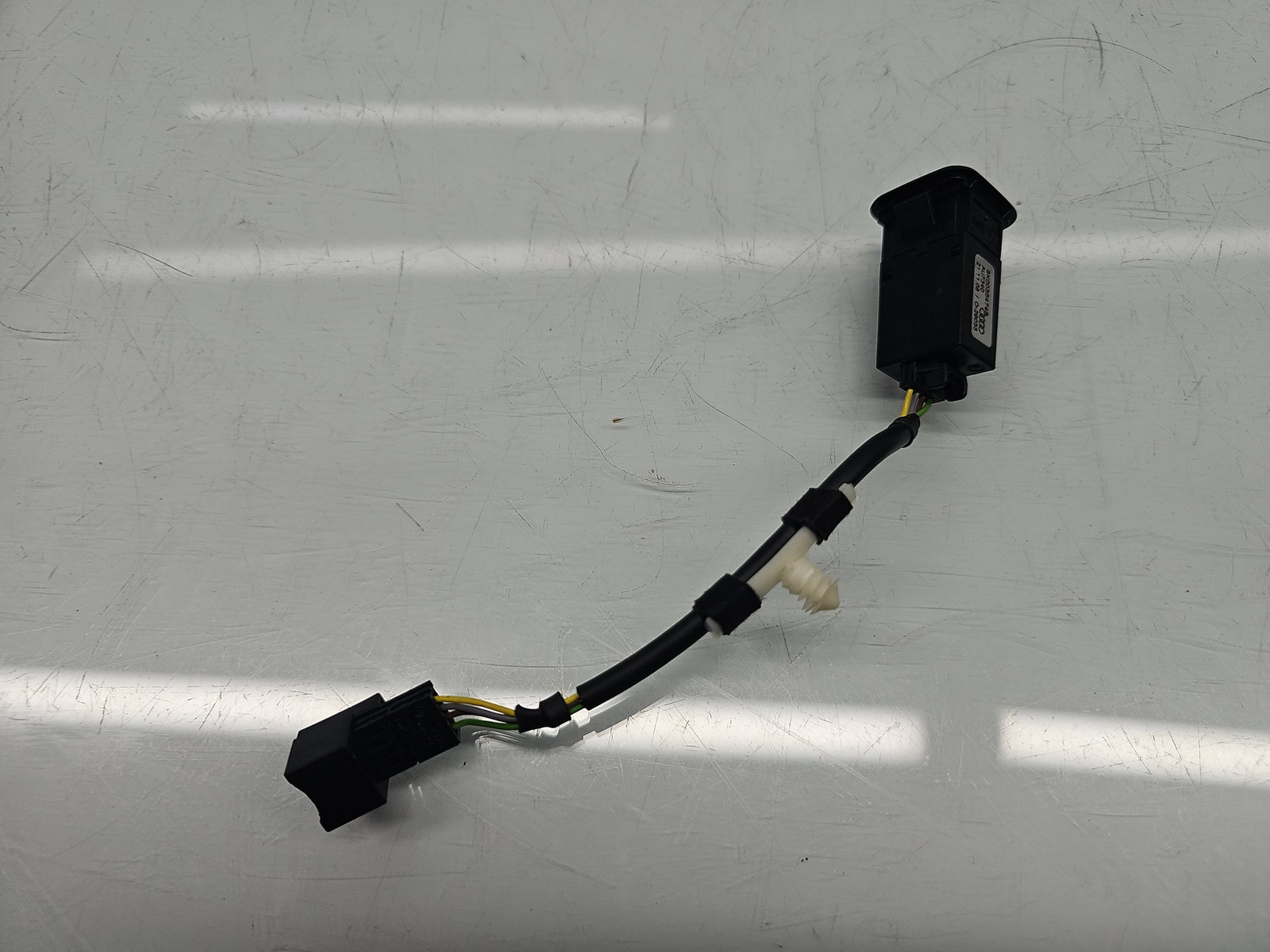 Conector auxiliar USB AUDI A5 Cabriolet (8F7) [Fabr 2009-2015] 8K0035474B - imagine 2