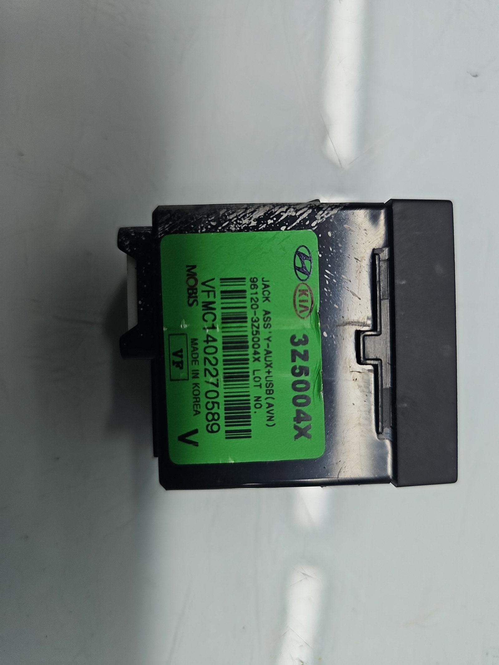 Conector auxiliar USB Hyundai i40 Wagon [Fabr 2012-2019] 96120-3Z500 - imagine 4