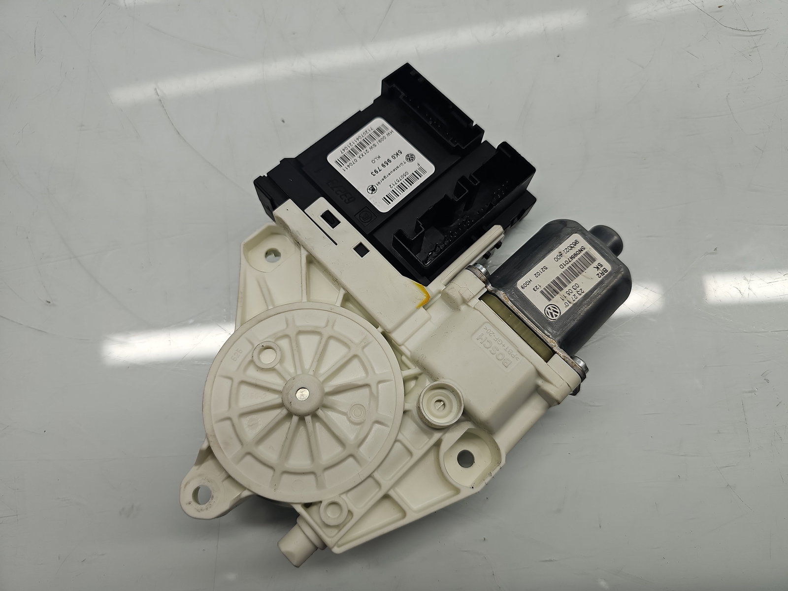 Motoras geam dreapta fata Volkswagen Tiguan (5N) [Fabr 2007-2016] SUV 5N0959701D - imagine 4