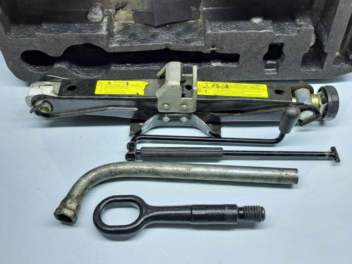  Set cric si cheie Audi A5 (8T3) [Fabr 2007-2015] 8T0012109A