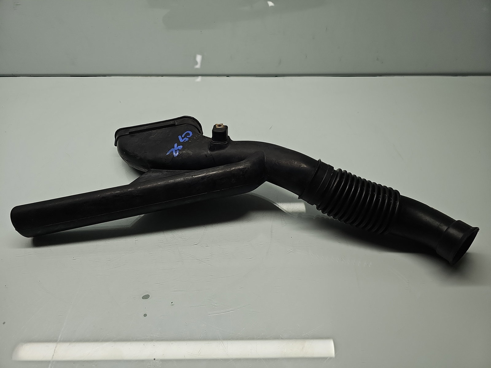 Tub admisie aer Opel Corsa D [Fabr 2006-2013] 55557182 1.4 Benz A14XER 74KW / 100CP - imagine 1