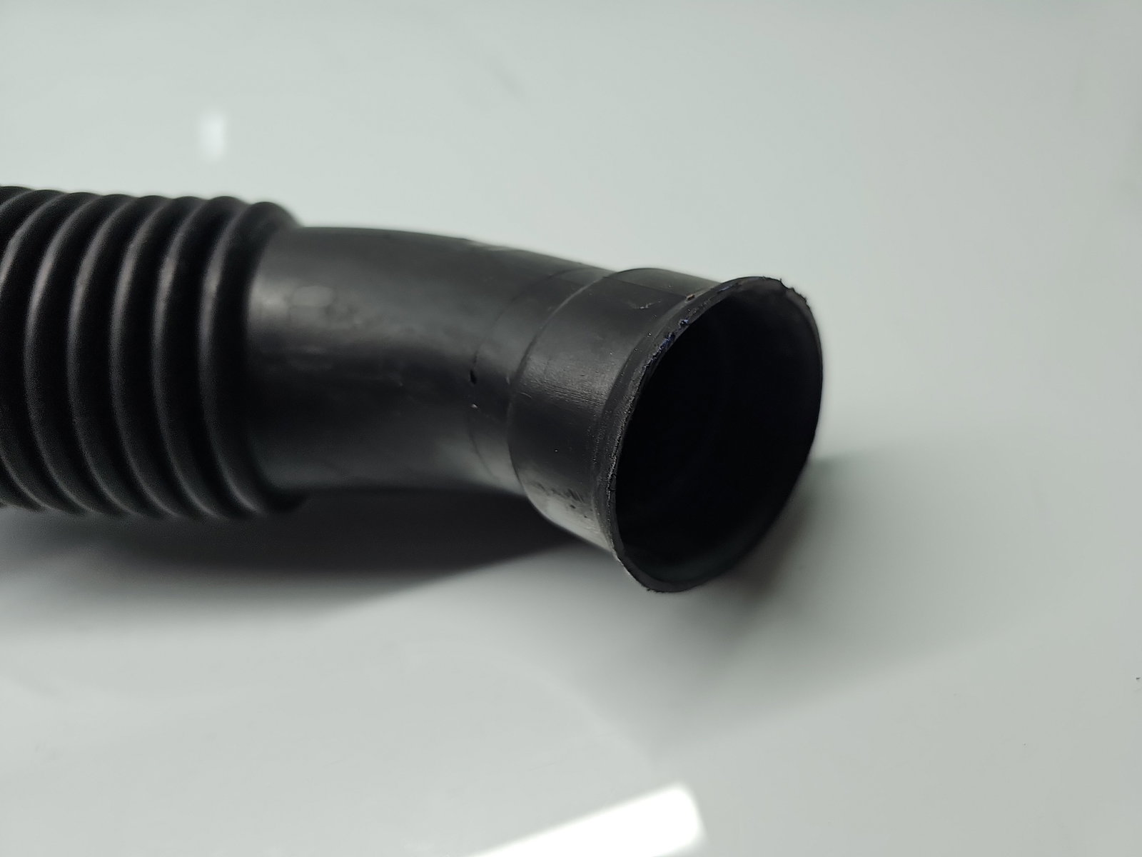 Tub admisie aer Opel Corsa D [Fabr 2006-2013] 55557182 1.4 Benz A14XER 74KW / 100CP - imagine 2