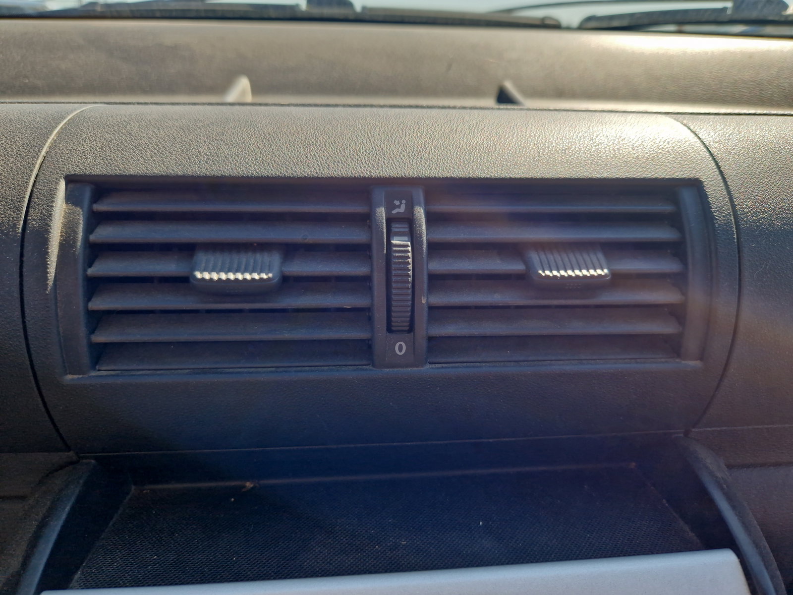 Grila aerisire centrala Volkswagen Fox (5Z1, 5Z3) [Fabr 2003-2011] OEM - imagine 1