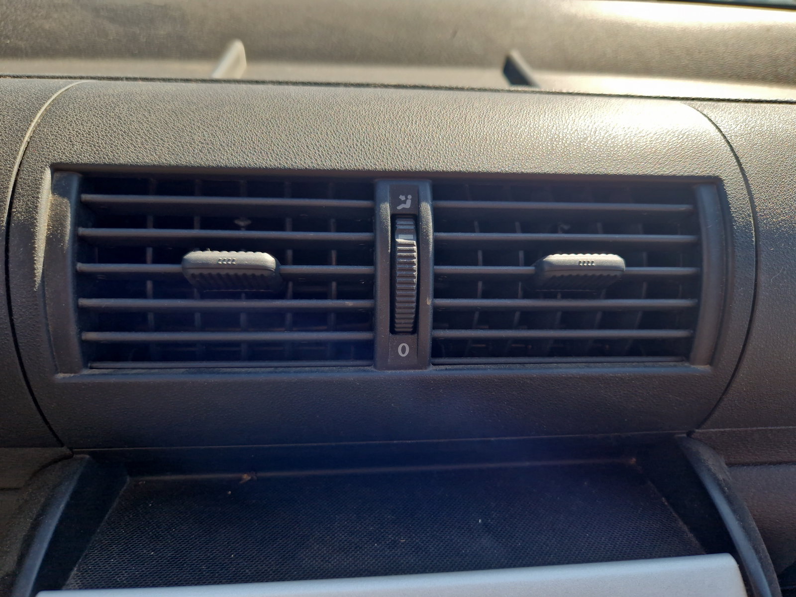 Grila aerisire centrala Volkswagen Fox (5Z1, 5Z3) [Fabr 2003-2011] OEM - imagine 2