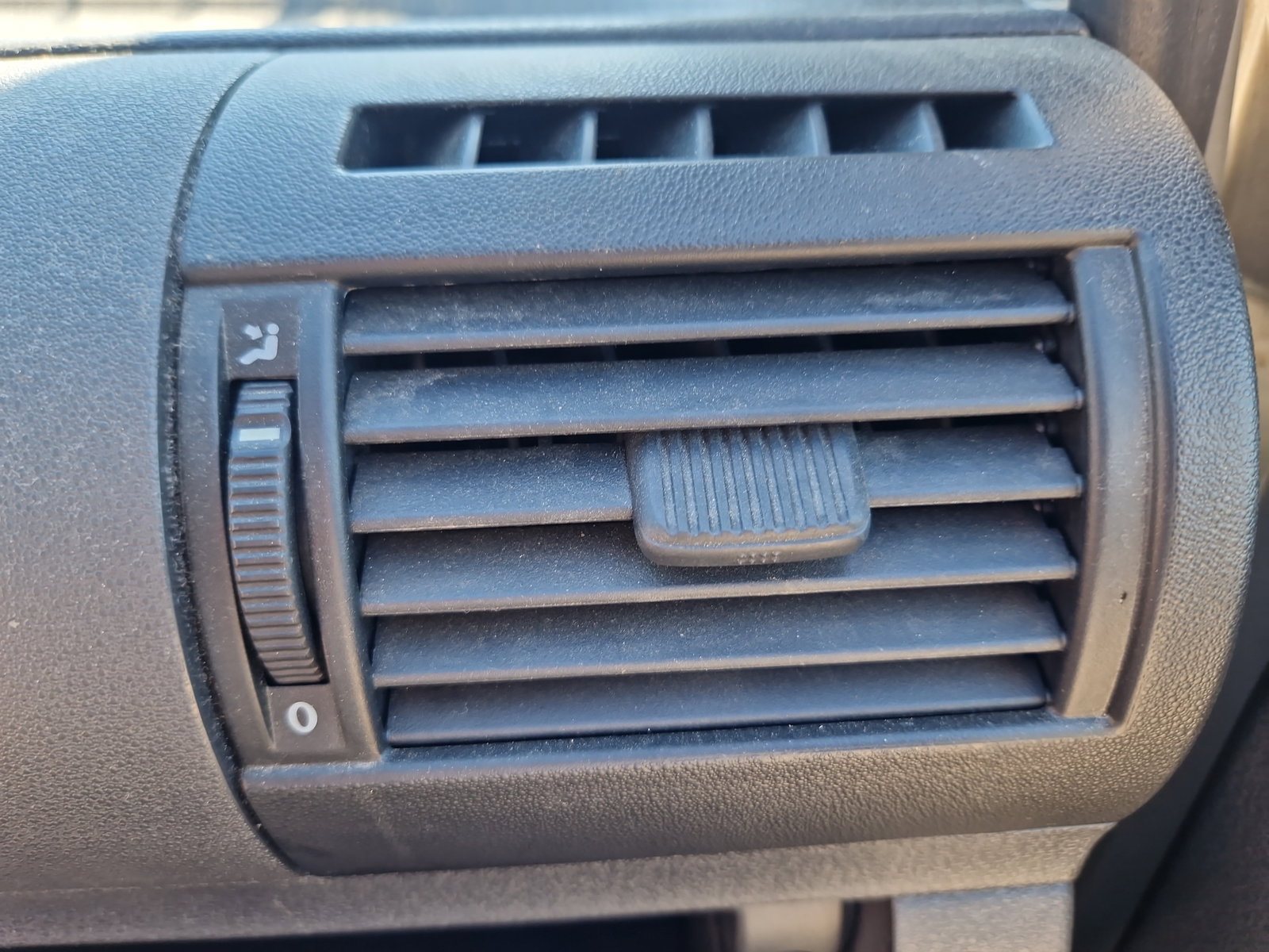 Grila aerisire dreapta Volkswagen Fox (5Z1, 5Z3) [Fabr 2003-2011] OEM - imagine 2