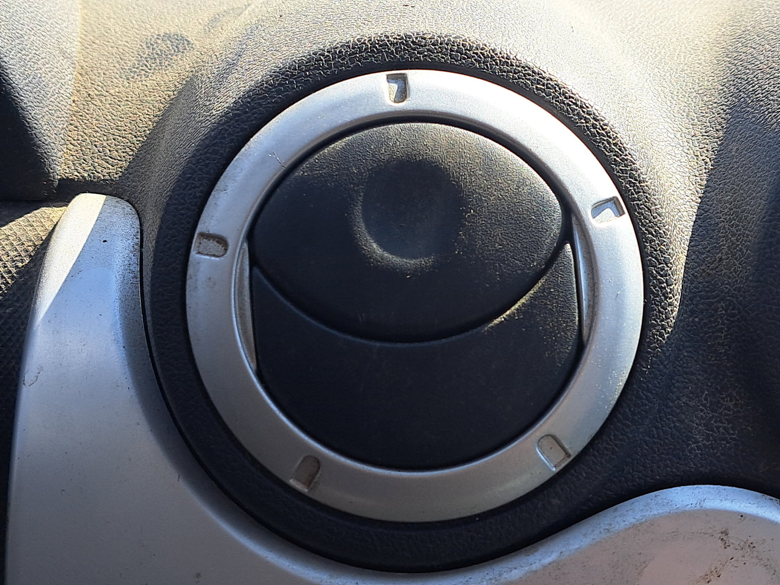 Grila aerisire centrala stanga Dacia Logan (LS) [Fabr 2004-2012] OEM - imagine 1