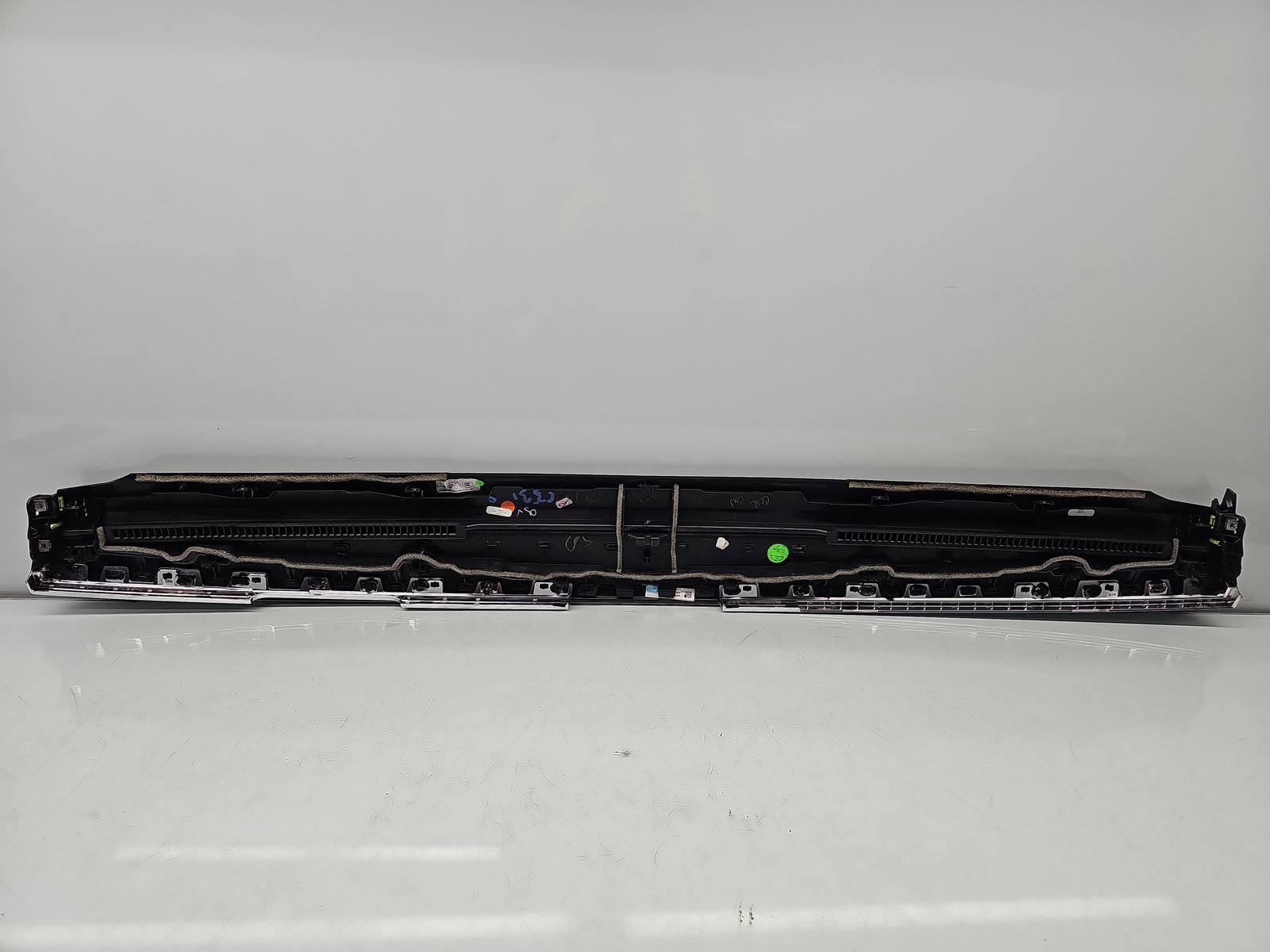 Ornament bord TESLA Model 3 [Fabr 2020-2025] 1110730-00-A - imagine 5