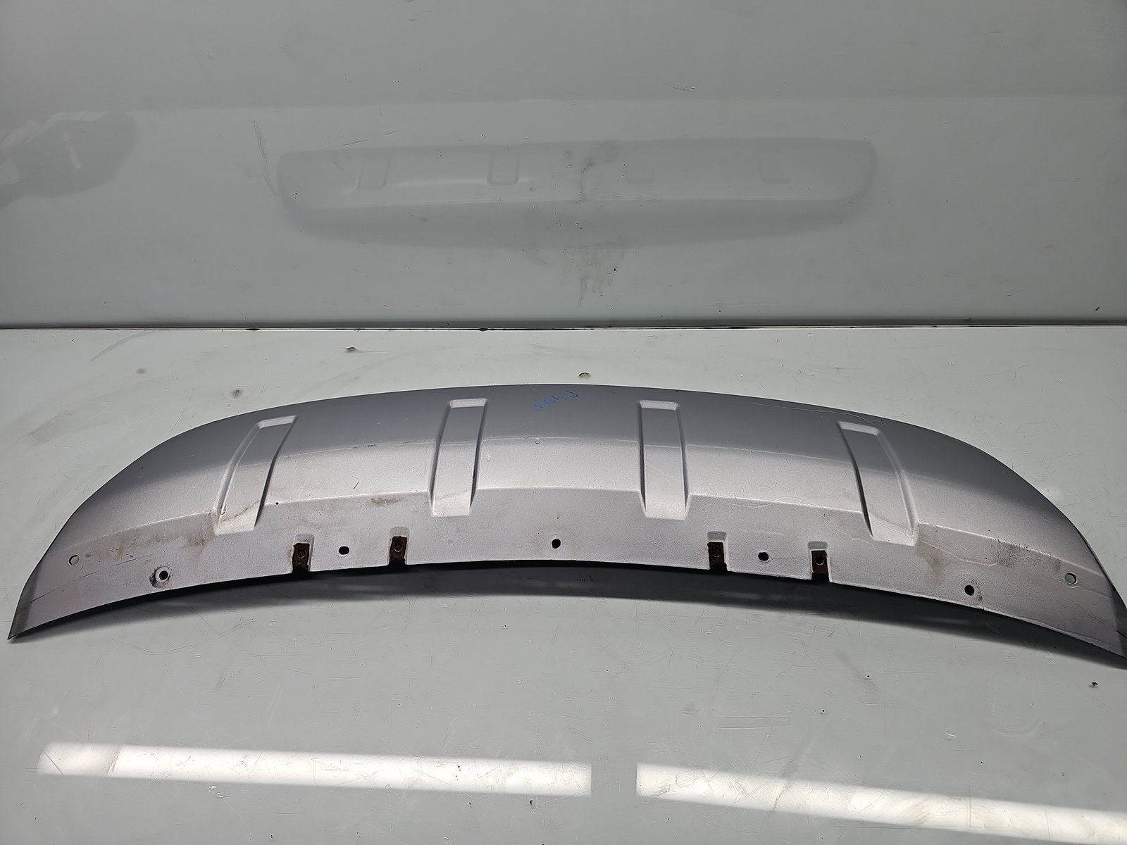 Ornament bara spate MITSUBISHI Outlander II [Fabr 2006-2015] 6400A422 - imagine 1