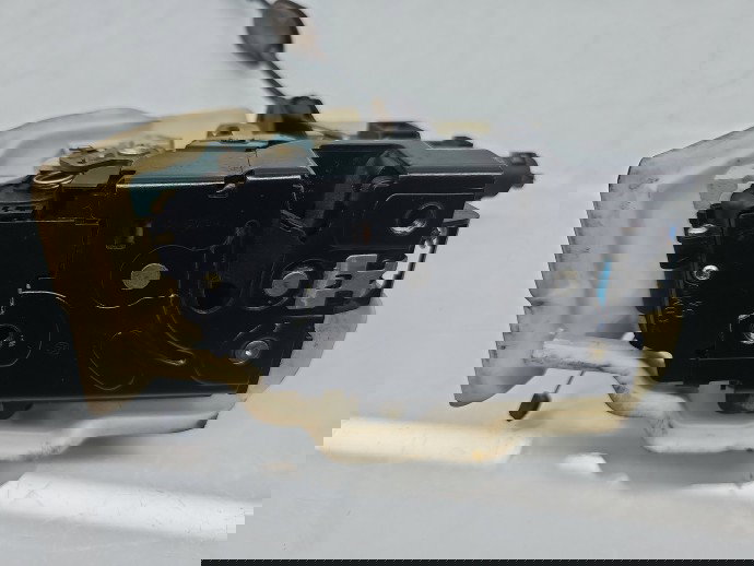 Broasca usa stanga fata Volkswagen Golf 5 Plus (5M1) [Fabr 2005-2008] 1K0837349A