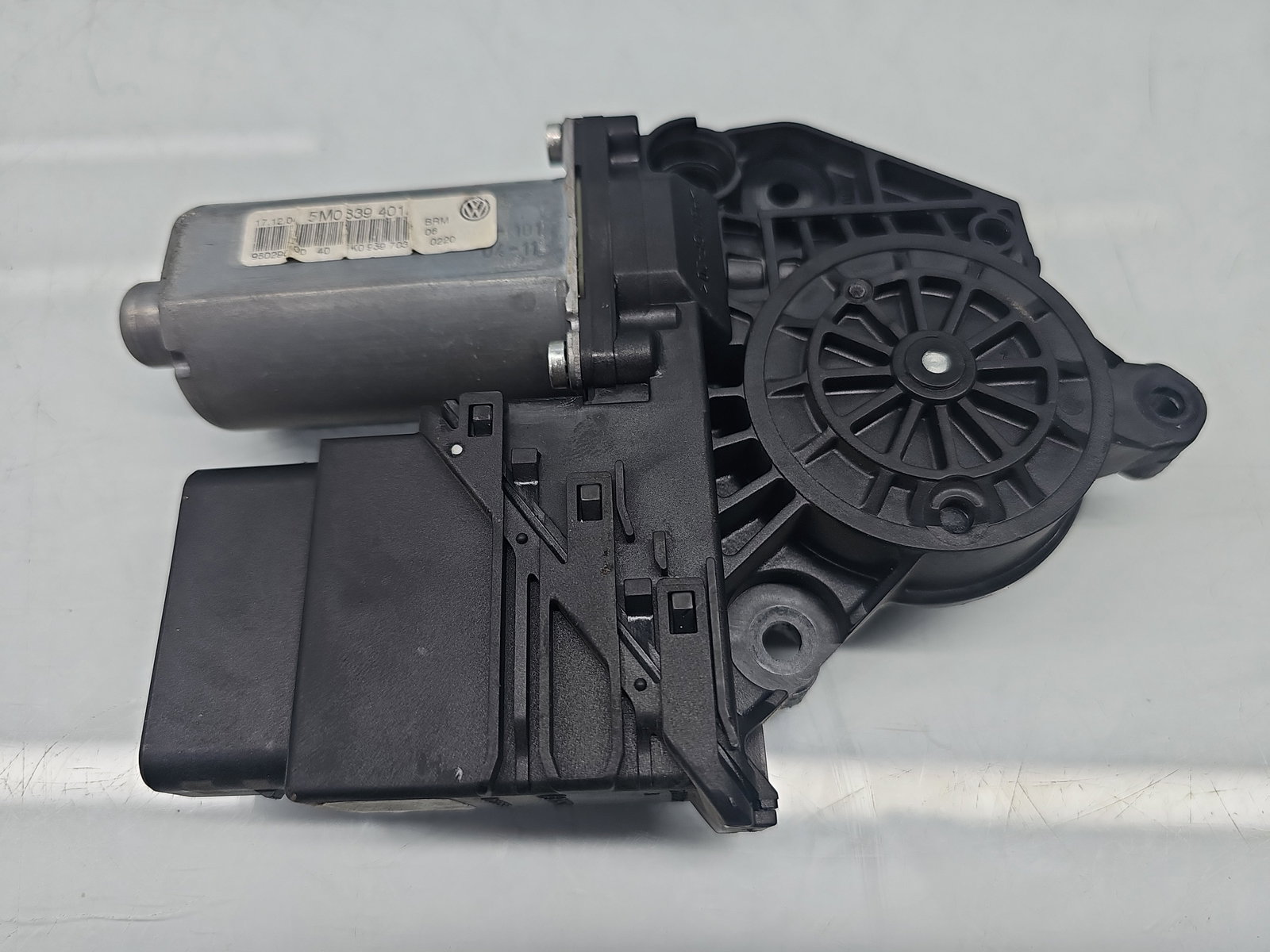 Motoras geam stanga spate Volkswagen Golf 5 Plus (5M1) [Fabr 2005-2008] 5M0839401