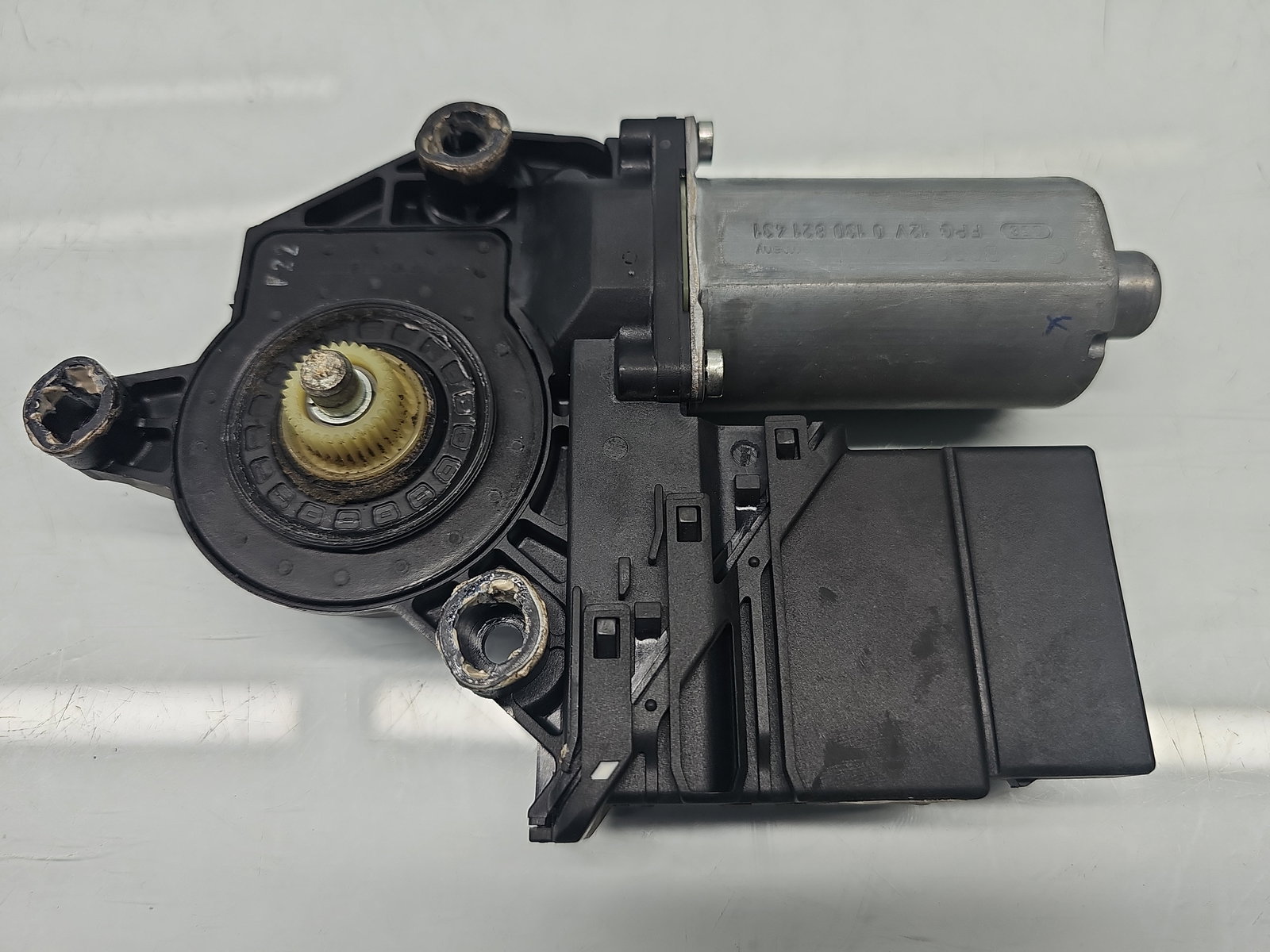 Motoras geam stanga spate Volkswagen Golf 5 Plus (5M1) [Fabr 2005-2008] 5M0839401 - imagine 3