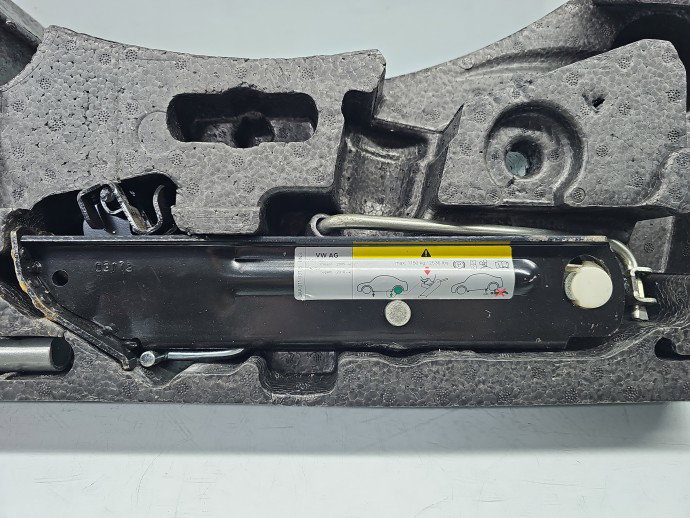 Set cric si cheie Volkswagen Passat CC (358) [Fabr 2012-2016] 3AA011031B
