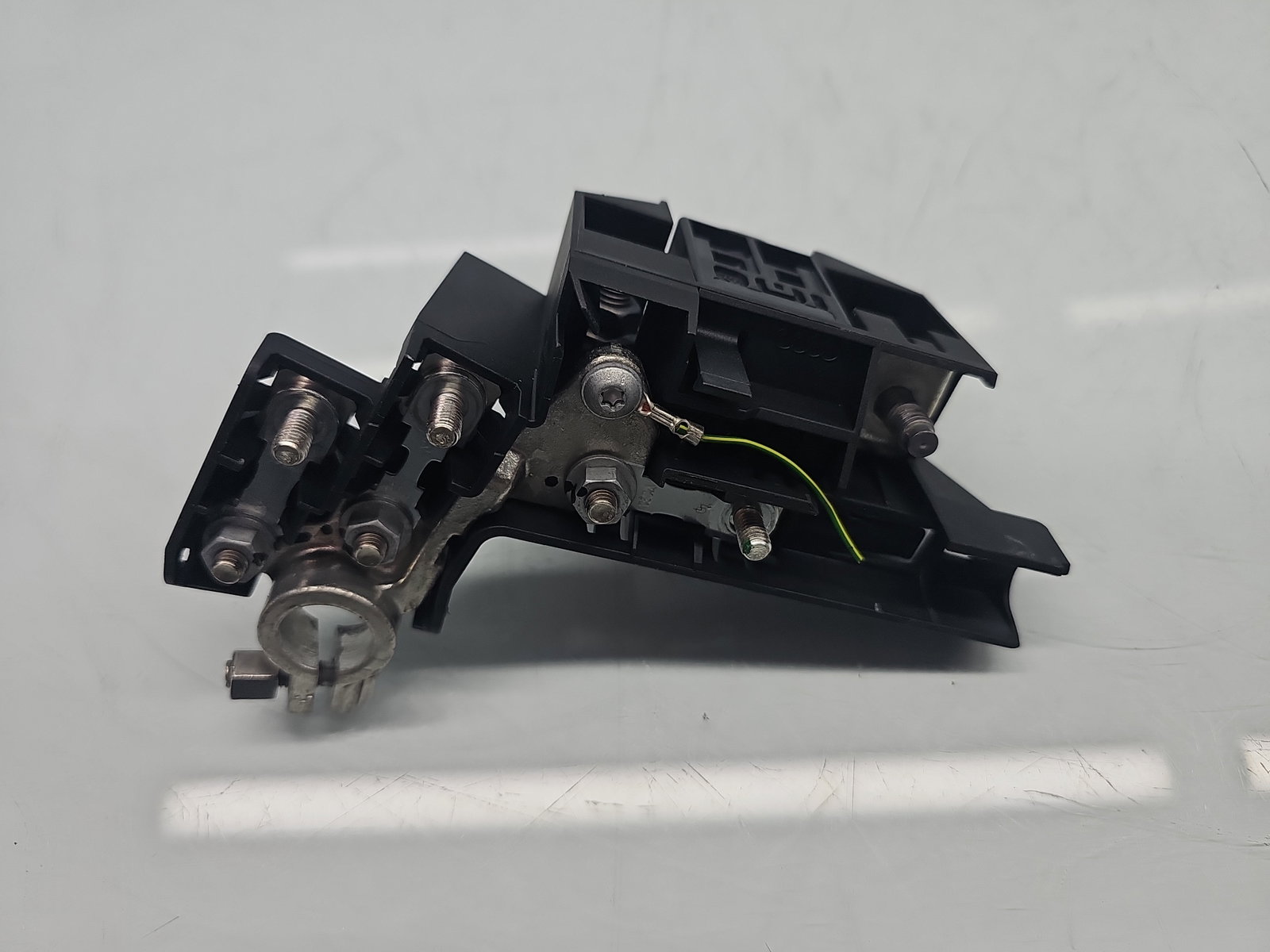 Borna baterie (-) AUDI A6 (4G2, C7) [Fabr 2012-2017] 8J0915459