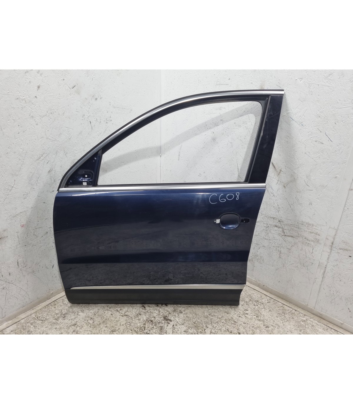 Vezi aici Usa stanga fata Volkswagen Tiguan (5N) [Fabr 2007-2016] Hatchback LH5X pentru doar 1.239,67 RON