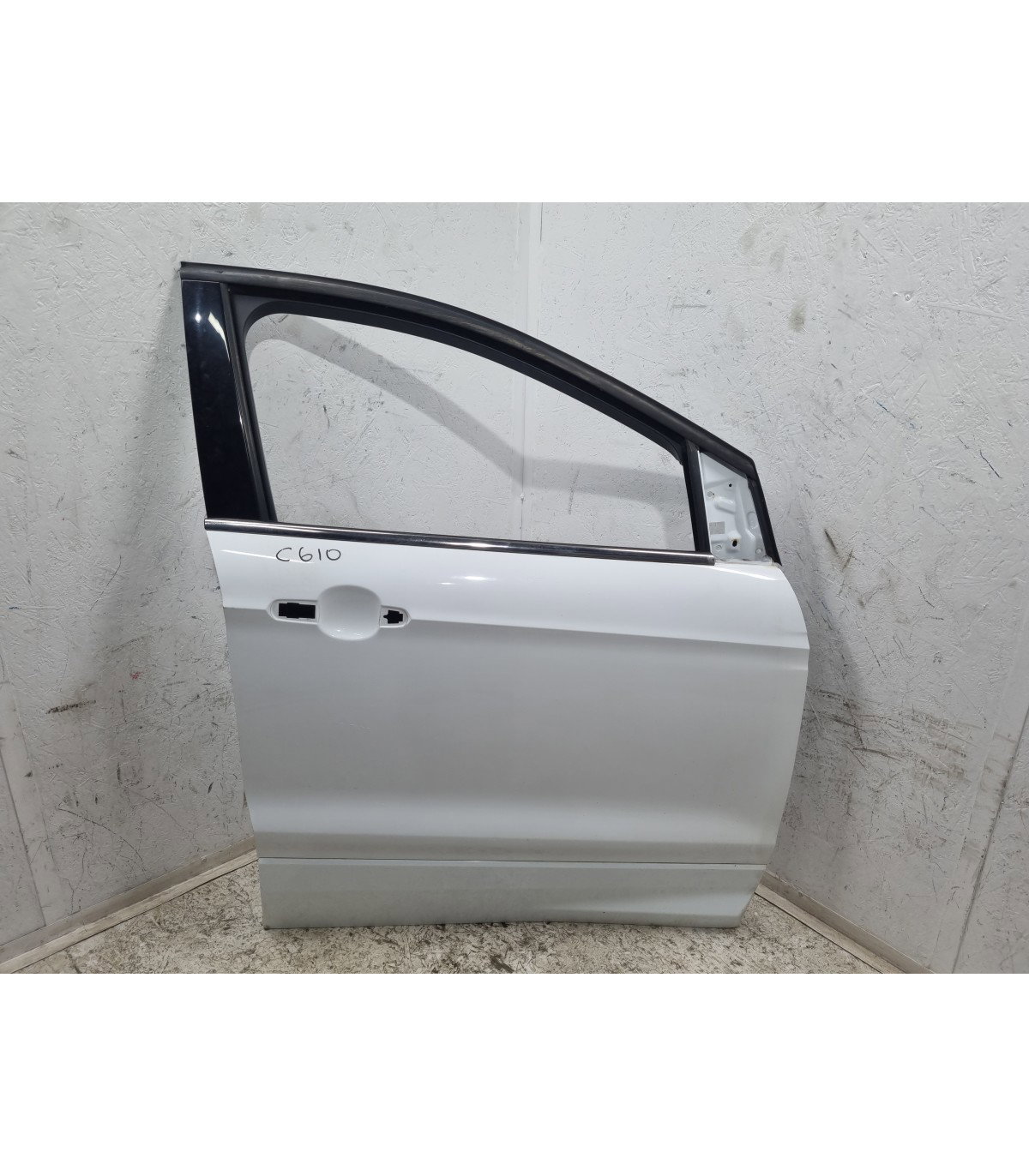 Vezi aici Usa dreapta fata Ford Kuga II [Fabr 2012-prezent] SUV Titanium Frozen White pentru doar 1.487,60 RON