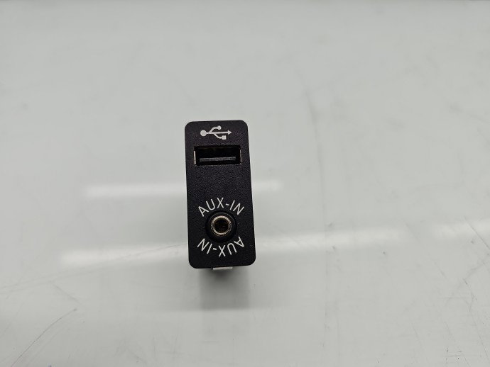 Conector auxiliar USB Bmw X3 (F25) [Fabr 2010-2017] 92337653