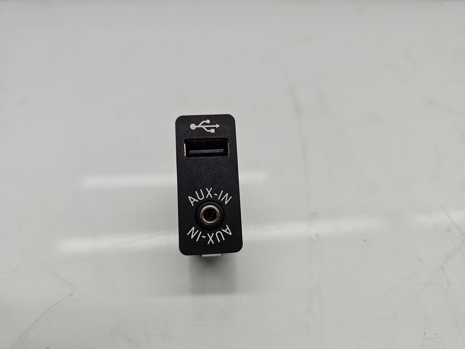 Conector auxiliar USB Bmw X3 (F25) [Fabr 2010-2017] 92337653