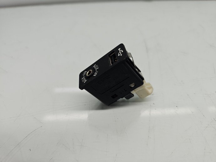 Conector auxiliar USB Bmw X3 (F25) [Fabr 2010-2017] 92337653