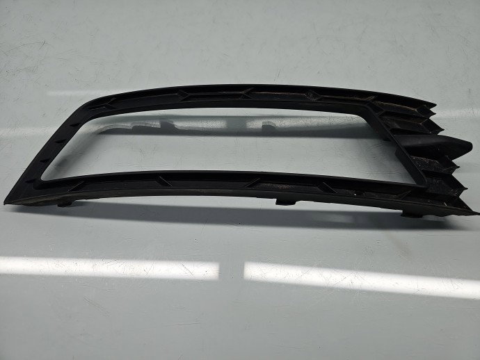 Grila proiector stanga Skoda Rapid (NH3) [Fabr 2012-2019] Fastback 5JA807681