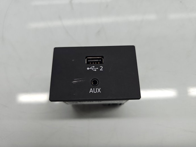 Conector auxiliar USB AUDI Q2 (GAB) [ Fabr 2016-prezent] 8V0035708