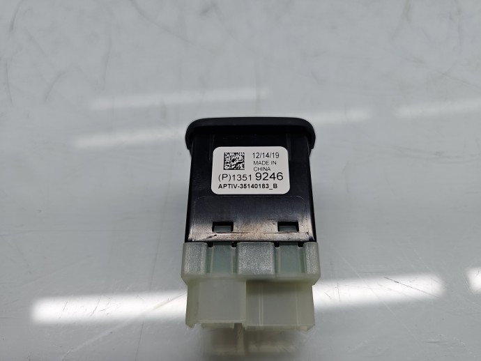 Conector auxiliar USB Opel Crossland X [Fabr 2017-2020] 13519246