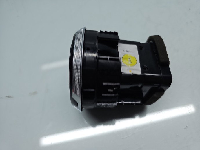 Grila aerisire centrala dreapta AUDI A3 (8V1) [Fabr 2012-prezent] 8V0820901A