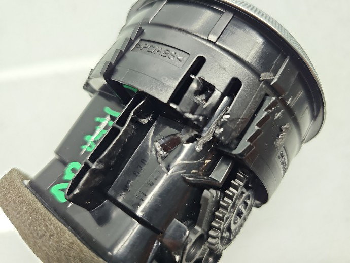 Grila aerisire centrala dreapta AUDI A3 (8V1) [Fabr 2012-prezent] 8V0820901A
