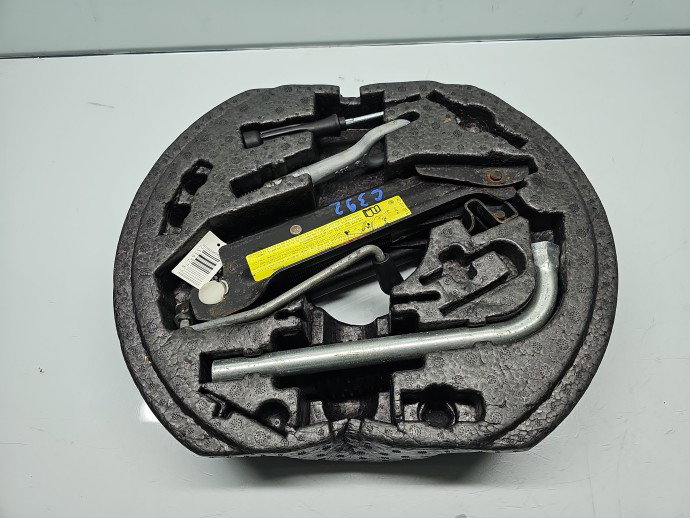 Set cric si cheie Volkswagen Golf 7 (5G) [Fabr 2014-prezent] OEM