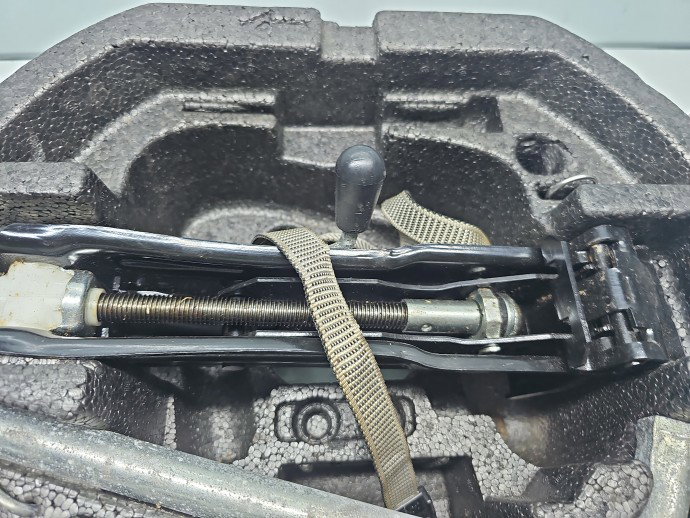 Set cric si cheie Skoda Roomster Praktik (5J) [Fabr 2006-2015] OEM