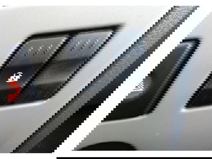 Buton inchidere centralizata Dacia Logan 1 1.4 benz OEM 2004-2012