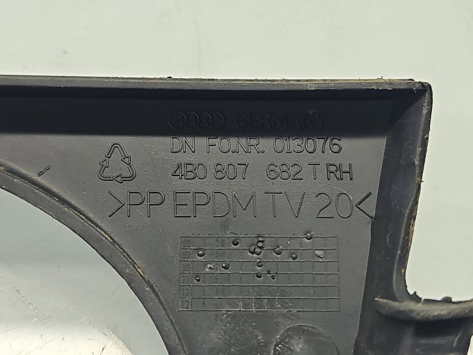 Grila proiector dreapta AUDI A6 (4B2, C5) [Fabr 1997-2005] Sedan 4B0807682T