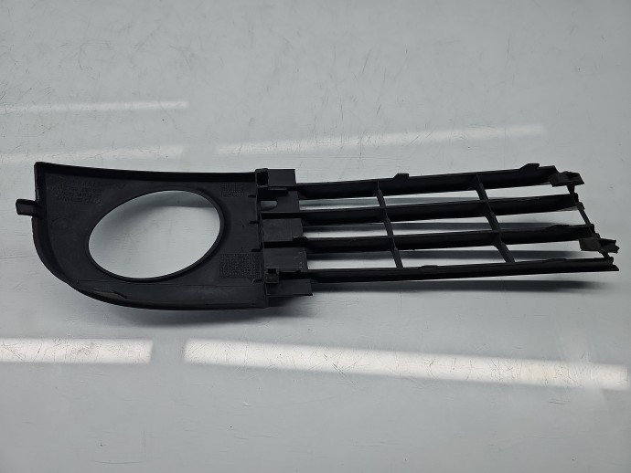 Grila proiector stanga AUDI A6 (4B2, C5) [Fabr 1997-2005] Sedan 4B0807681T