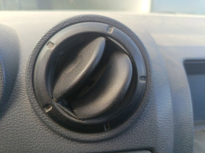 Grila aerisire centrala dreapta Dacia Logan MCV (KS) [Fabr 2007-2012]