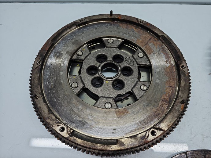 Kit ambreiaj volanta masa dubla Volkswagen Passat B6 (3C2) [Fabr 2005-2010] 2.0 TDI BMA OEM 100 KW / 136 CP