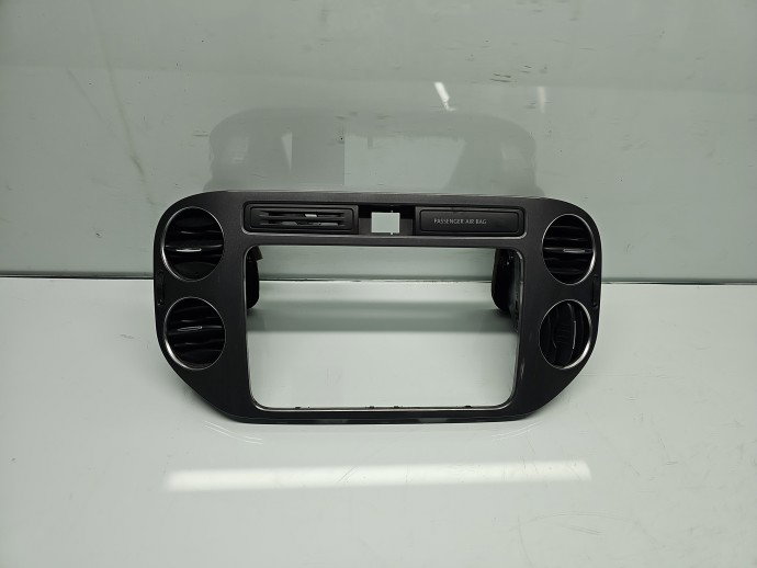 Grila aerisire centrala Volkswagen Tiguan (5N) [Fabr 2007-2016] 5N0858071E