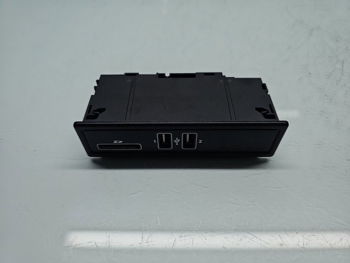 Conector auxiliar USB Mercedes Clasa C (W205) [Fabr 2014-prezent] A2058200126