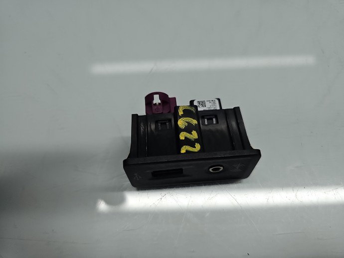 Conector auxiliar USB Volkswagen Golf 7 (5G) [Fabr 2014-prezent] 5Q0035724