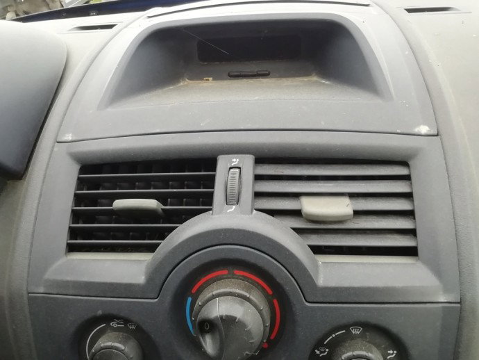Grile aerisire centrale Renault Megane 2 1.6 benz OEM 2003-2008