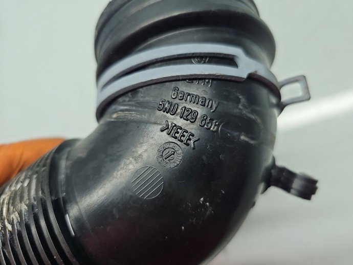 Tub admisie aer AUDI Q3 (8UB) [Fabr 2011-2018] 5N0129656 2.0 TDI CBAB 103 kW / 140 CP