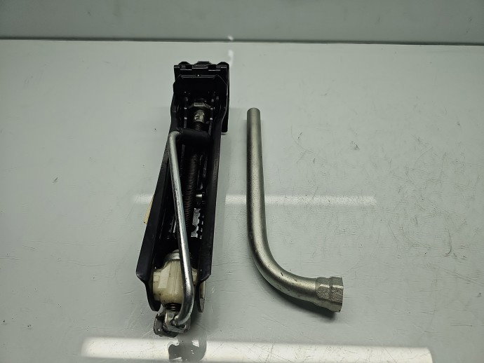 Set cric si cheie Volkswagen Passat B7 (362) [Fabr 2010-2014] 3AA011031B