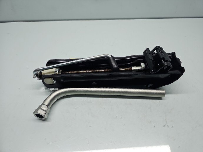 Set cric si cheie Volkswagen Passat B7 (362) [Fabr 2010-2014] 3AA011031B