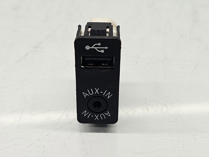 Conector auxiliar USB Bmw X1 (F48) [Fabr 2016-2022] 9229246-03