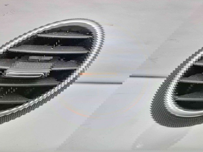  Grila aerisire centrala dreapta Audi A3 Sportback (8PA) [Fabr 2004-2013] 8P0820901