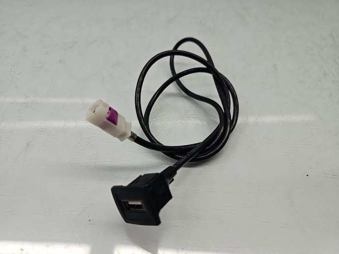 Conector auxiliar USB Mercedes Clasa GLA (X156) [Fabr 2013-prezent] A2125430528