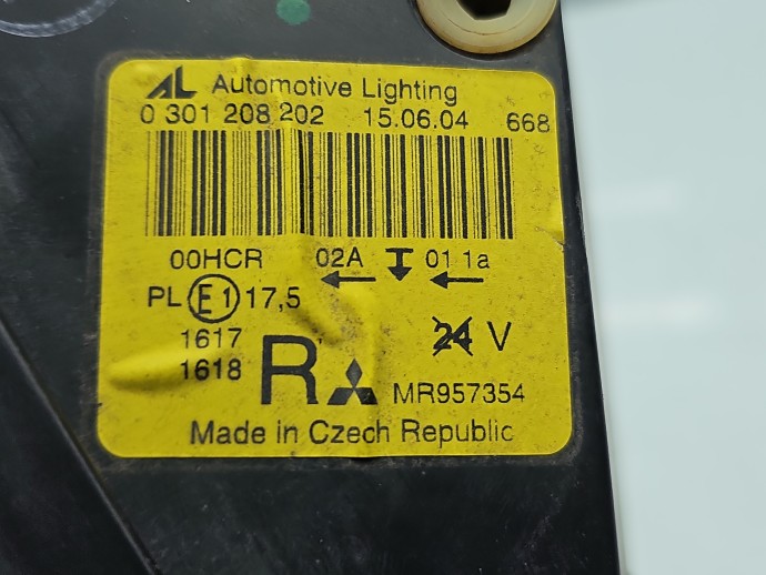 Far dreapta MITSUBISHI Colt [Fabr 2002-2013] MR957354